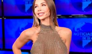 La comunicadora que se hizo viral por dar las noticias sin sostén, posa desnuda