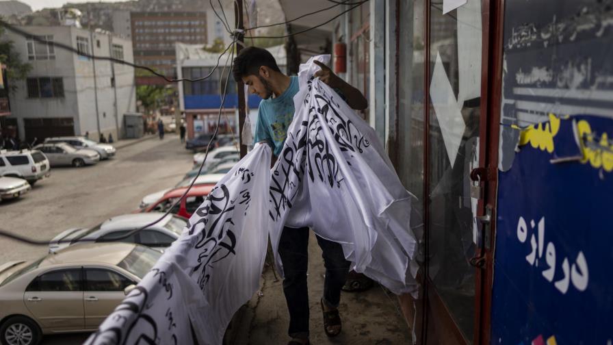 Tienda de Kabul cambia su mercancía tras auge del Talibán