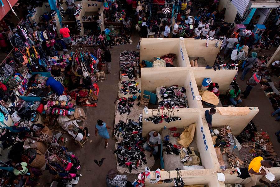 Miles de comerciantes se reúnen para comprar y vender comida, ropa y otros artículos en el mercado de Dajabón.