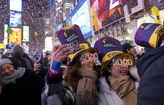 Besos, aplausos y pirotecnia para recibir el año en NYC