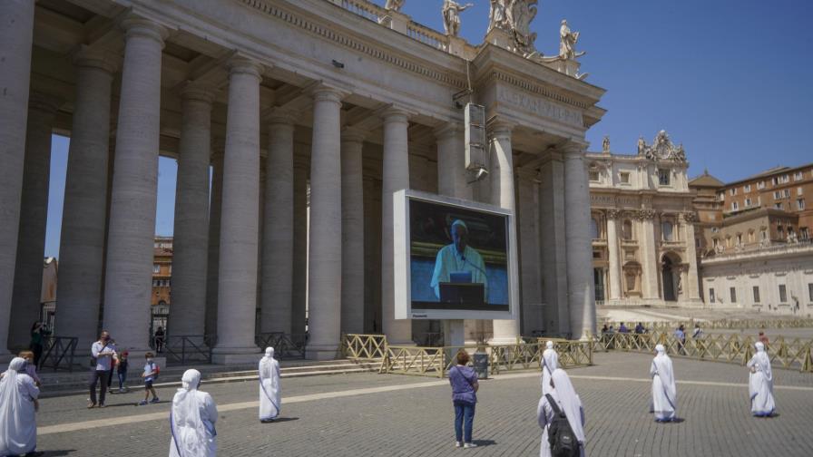 Fieles regresan a plaza de San Pedro para la bendición papal