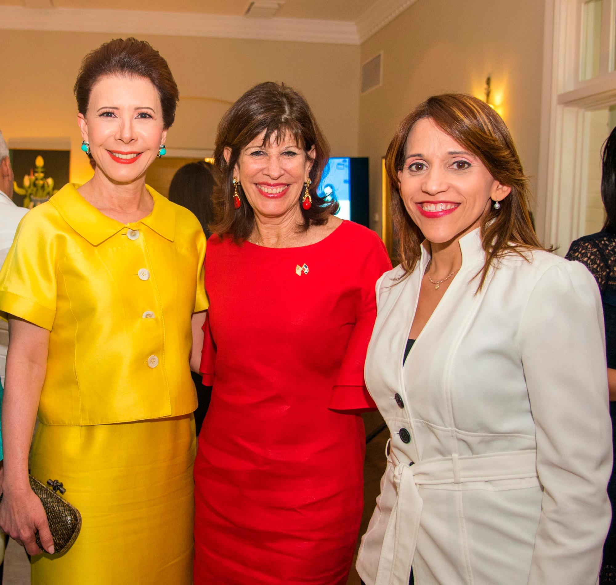 La señora Melba Segura de Grullón, la embajadora Robin S. Bernstein y Sammi Feliz. 