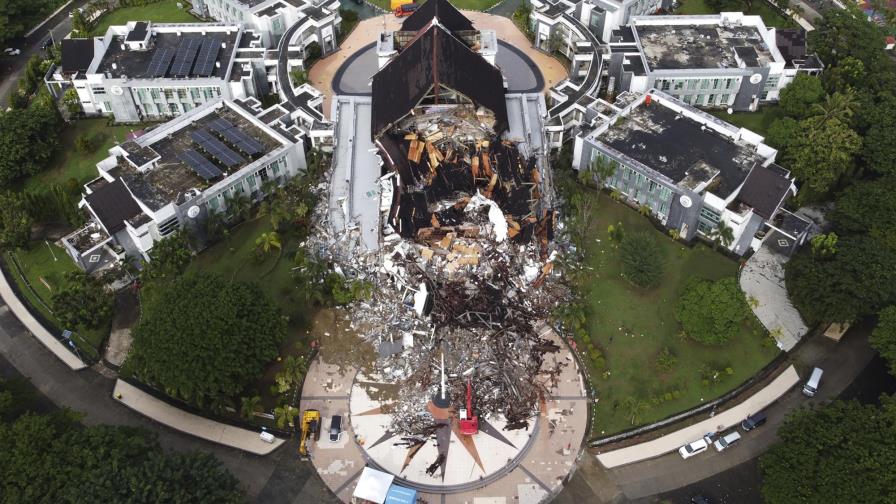 Indonesia halla más cuerpos, despeja carreteras tras sismo