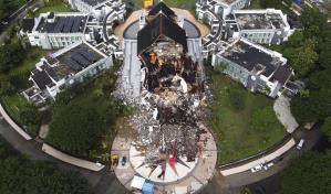 Indonesia halla más cuerpos, despeja carreteras tras sismo