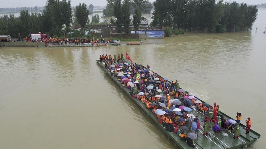 Hombre sobrevive 3 días en estacionamiento inundado en China