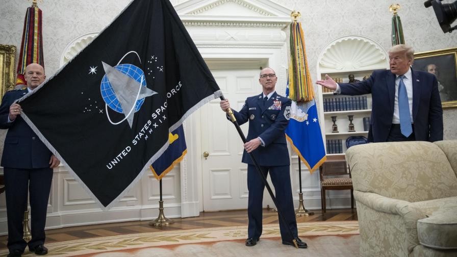 Presentan a Trump la bandera de la Fuerza Espacial de EEUU
