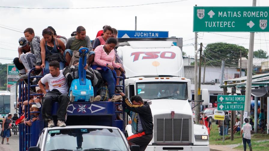 Caravana migrante avanza lenta por sur de México entre cansancio y dolencias