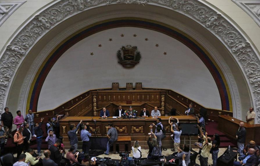 AP EXPLICA: Toma del Congreso agrava crisis de Venezuela
