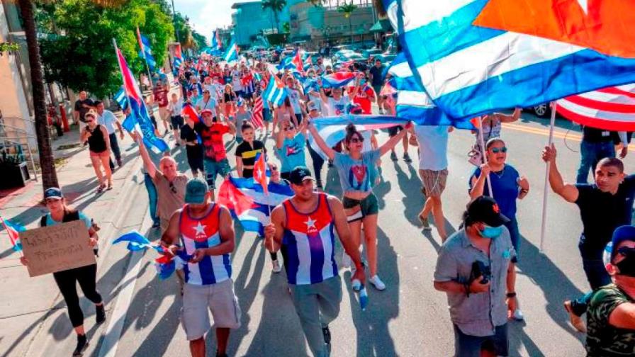 Cientos de cubanos protestan frente a la Casa Blanca al grito de ¡libertad!