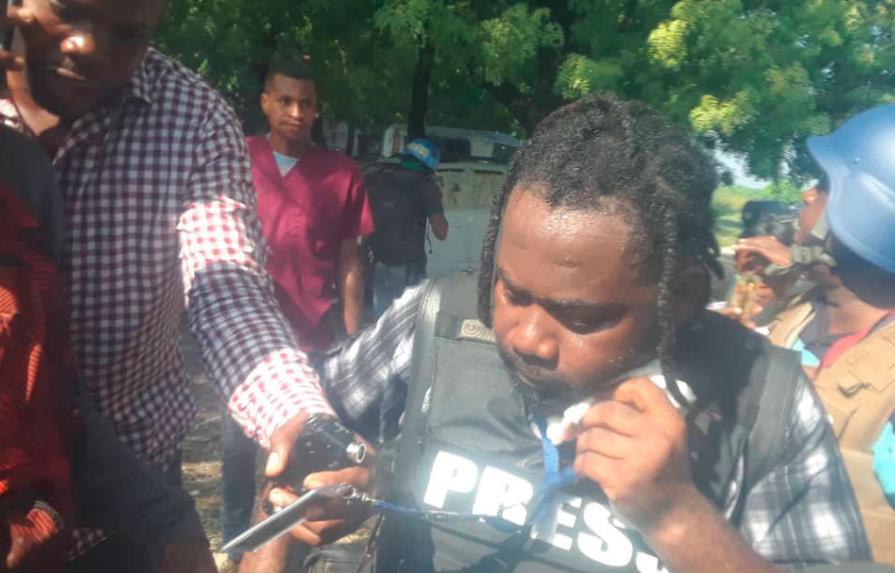 Dos periodistas y un empleado del parlamento heridos en una  balacera en Haití 