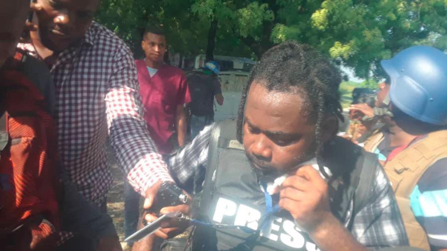 Dos periodistas y un empleado del parlamento heridos en una balacera en Haití Dos periodistas y un empleado del parlamento heridos en una balacera en Haití