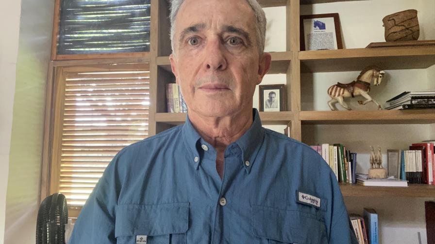 Expresidente Uribe es reseñado como preso y pide transparencia en su caso