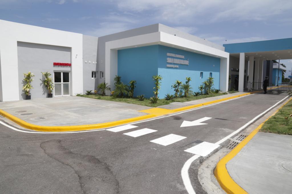 Vista desde afuera del hospital inaugurado en Neiba. (FUENTE EXTERNA)