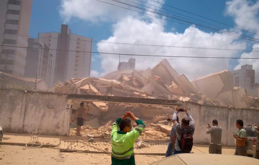 Se derrumba edifico de siete pisos en Brasil