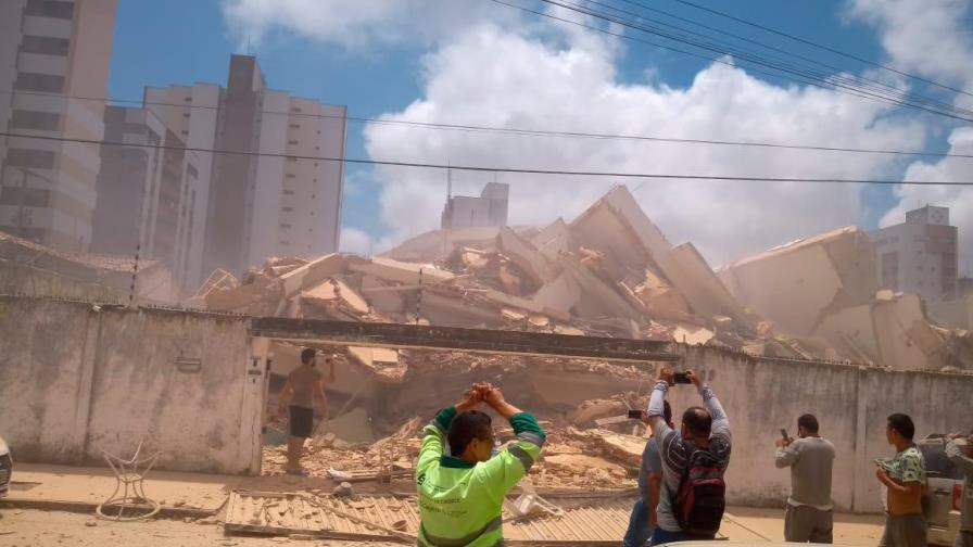 Se derrumba edifico de siete pisos en Brasil