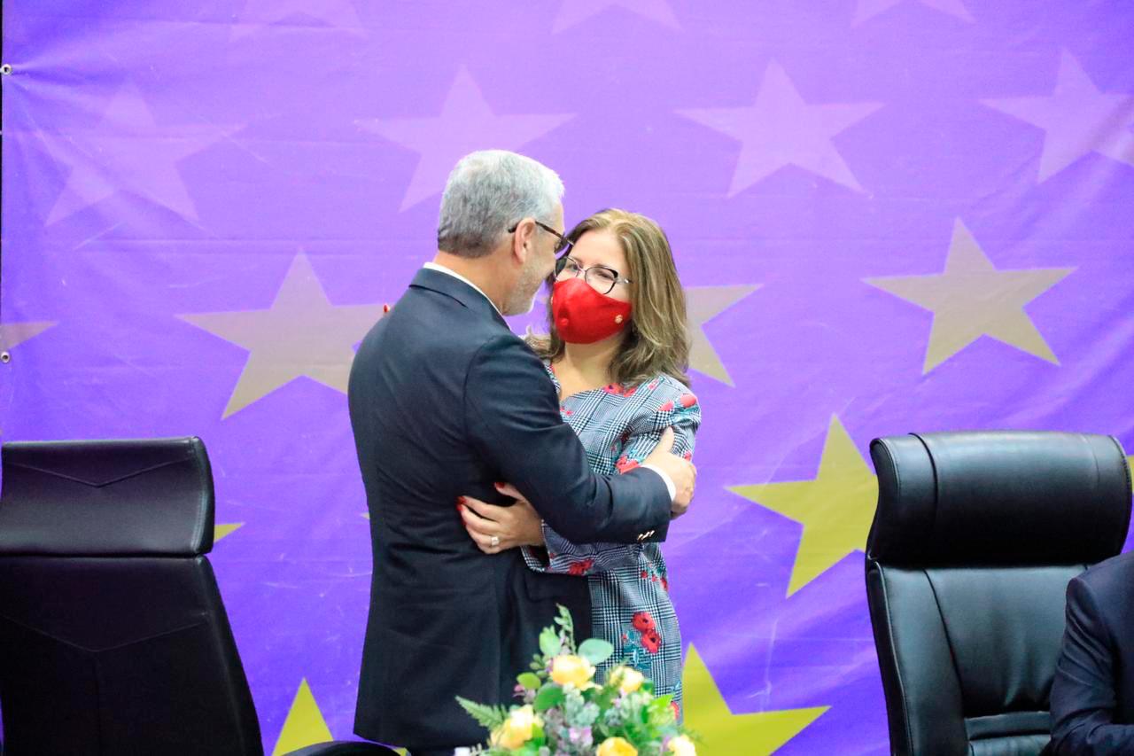 Gonzalo Castillo (i) y Margarita Cedeño (d) saludándose. 