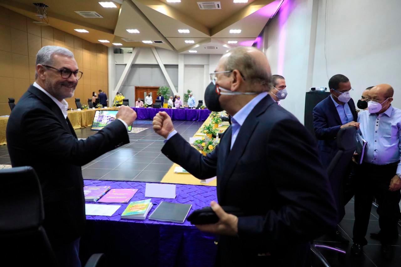 Gonzalo Castillo (i) y Danilo Medina (d) chocando puños.