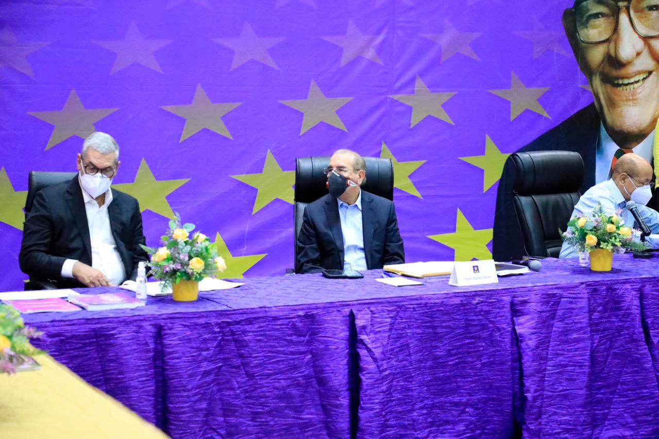 De izquierda a derecha, Gonzalo Castillo, Danilo Medina y Temístocles Montás.