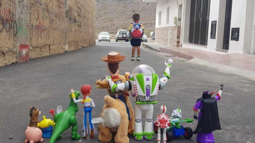 La foto viral de un niño en su primer día de escuela con Toy Stor