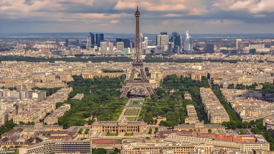 Multan a alcaldía de París por contar con demasiadas mujeres