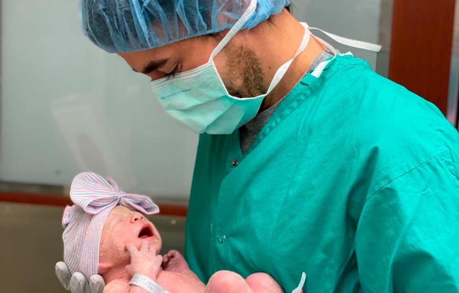 Fotos | Enrique Iglesias comparte primeras imágenes y el sexo de su tercer bebé