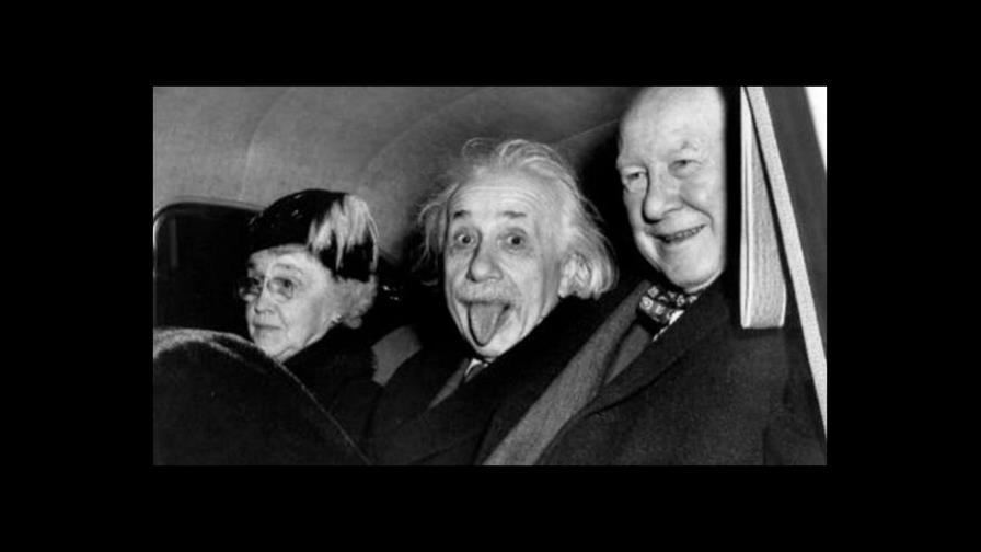Subastan la copia más antigua de la foto de Einstein sacando la lengua