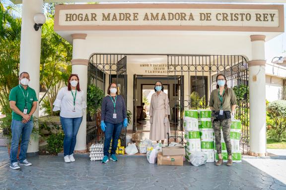 Ejecutivos del Grupo Diario Libre junto a Sor Eduviges, del Hogar Madre Amadora de Cristo Rey.