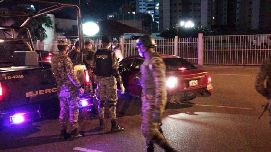Ejército sale a las calles junto a la Policía para hacer cumplir toque de queda Ejército sale a las calles junto a la Policía para hacer cumplir toque de queda