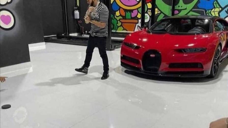 Caso Bugatti: El Alfa orina sobre su Bugatti en nuevo tema