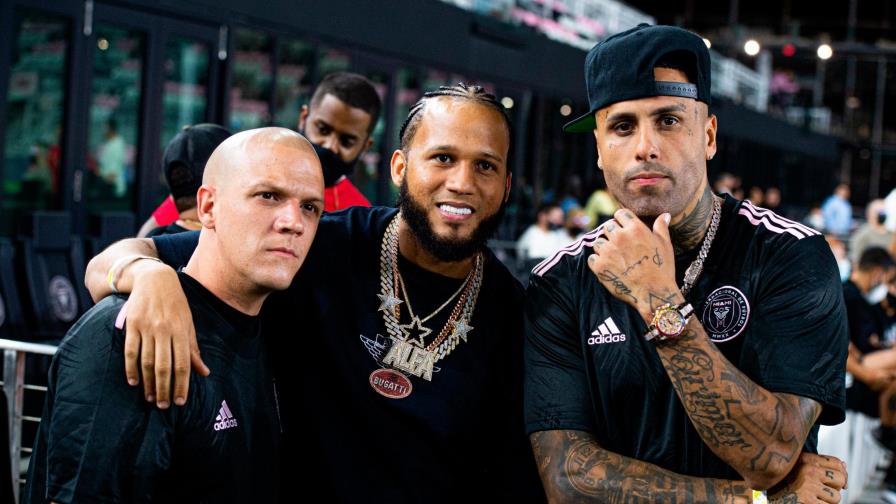 El Alfa entre celebridades latinas que brillaron como futbolistas en el estadio de Beckham en Miami