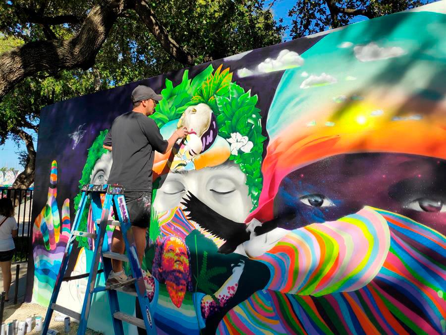 El artista urbano Dasic Fernández da los últimos retoques a su obra “All Fighters go to Heaven” (Todos los luchadores van al cielo).