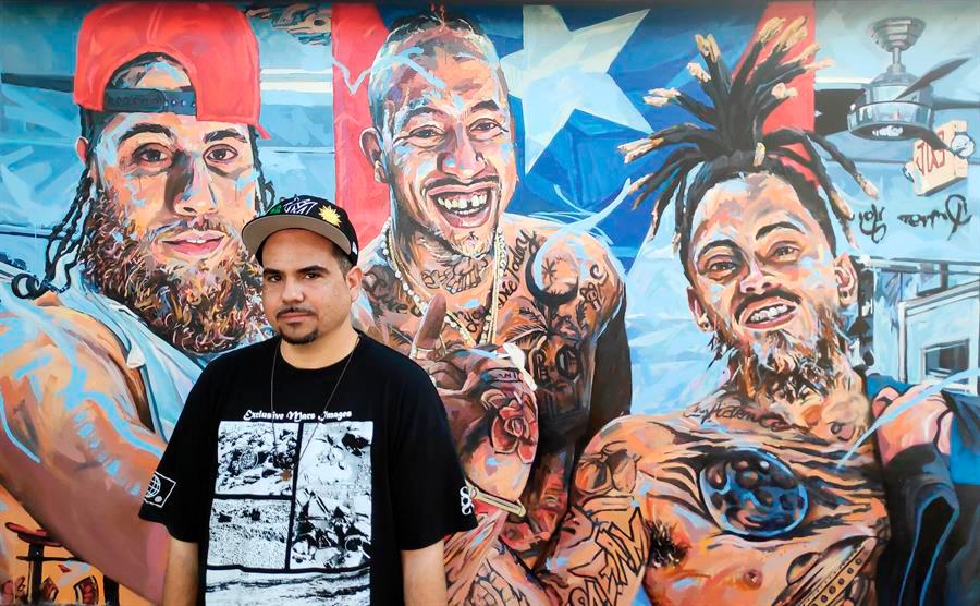 El artista urbano Michael Vásquez posa para Efe frente a una obra suya en el vecindario de Wynwood.