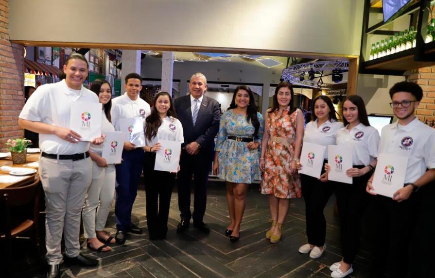 Entregan becas a estudiantes dominicanos meritorios residentes en Estados Unidos
