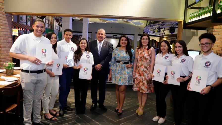 Entregan becas a estudiantes dominicanos meritorios residentes en Estados Unidos