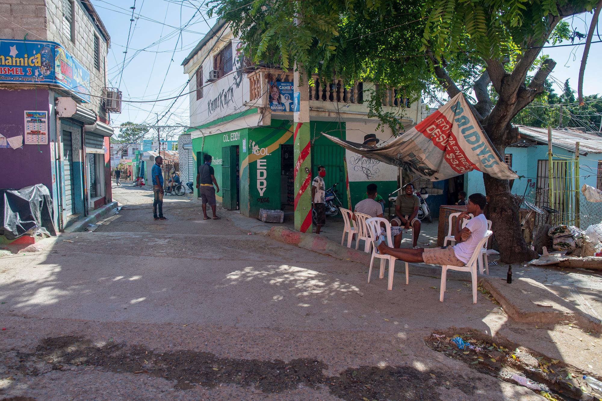 Los moradores de El Dique salen de sus hogares por el calor sofocante.