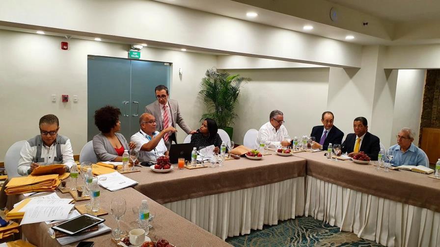 Jurado de Adompretur evalúa propuestas para el Premio Epifanio Lantigua de Periodismo Turístico