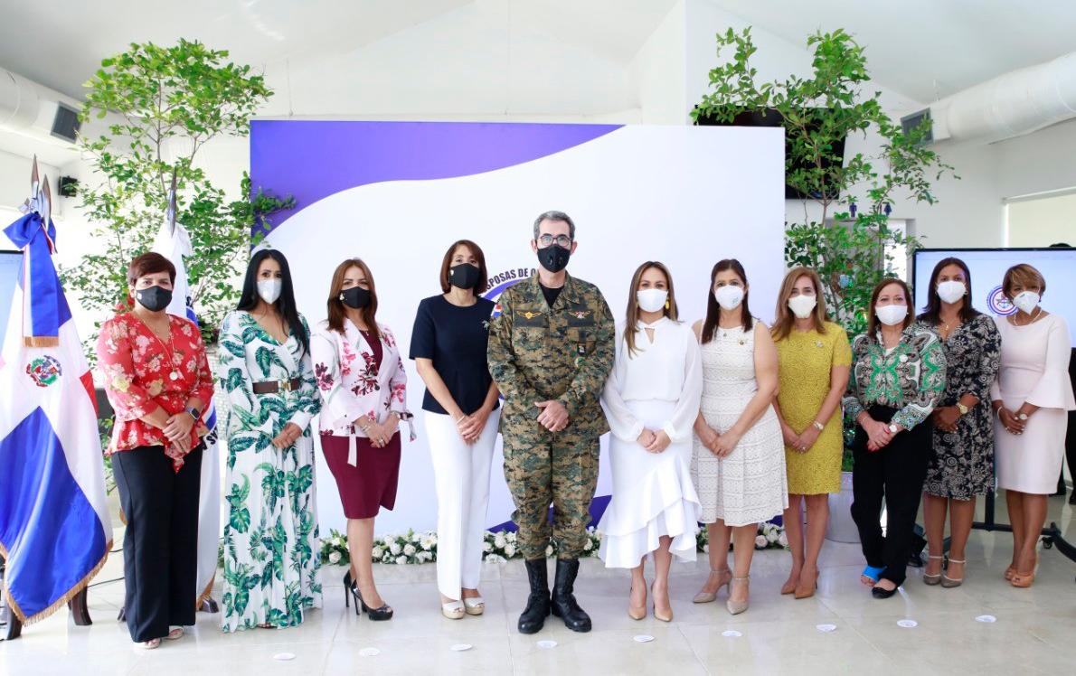 El Ministro de Defensa, teniente general Carlos Luciano Díaz Morfa, ERD, junto a Wendy Santos de Díaz y las integrantes de la asociación.