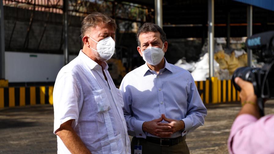 Bisonó visita planta de reciclaje de baterías Meteoro y dice que no representa peligro de contaminación