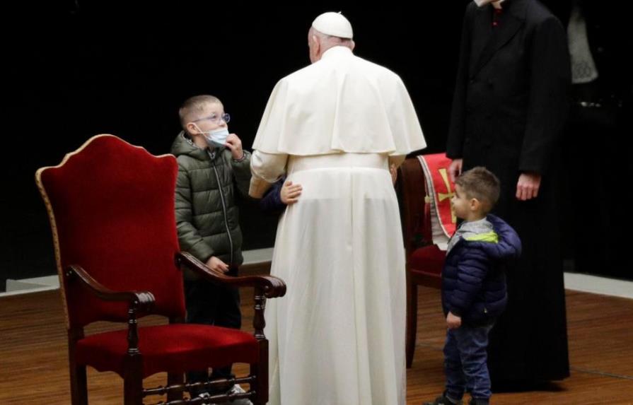 El papa preside el “vía crucis de los niños” en una plaza vaticana desierta