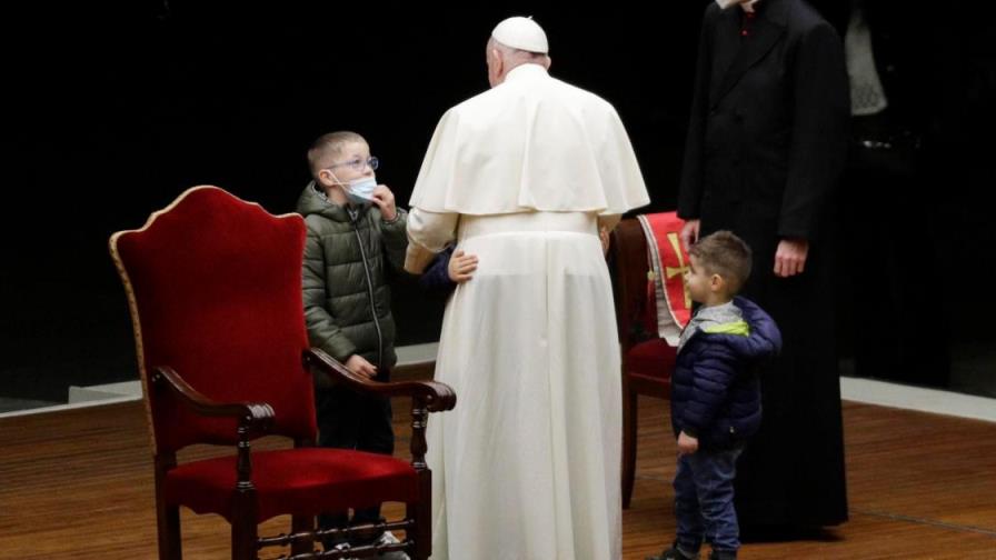 El papa preside el “vía crucis de los niños” en una plaza vaticana desierta
