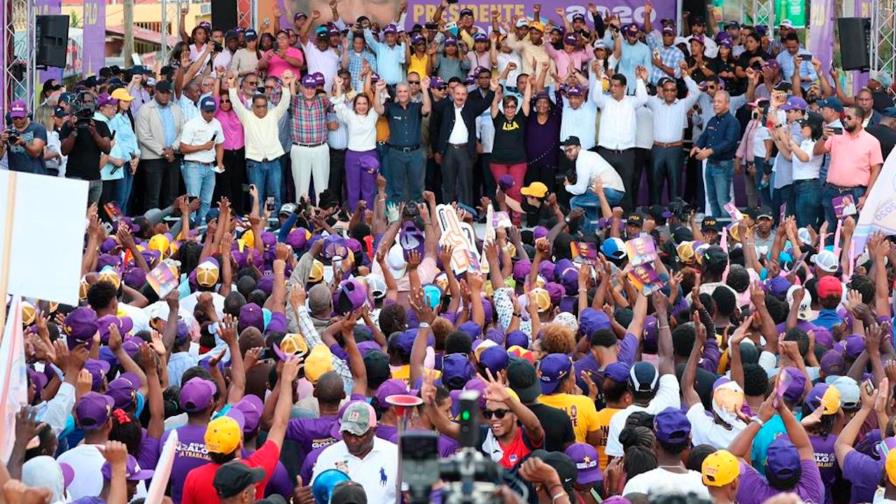 Danilo Medina encabeza caravana de Gonzalo en San Pedro de Macorís
Medina encabeza caravana de Gonzalo en San Pedro M.