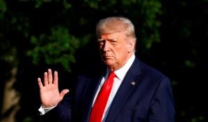 Desconcertado ante la pandemia, Trump busca recuperar su imagen