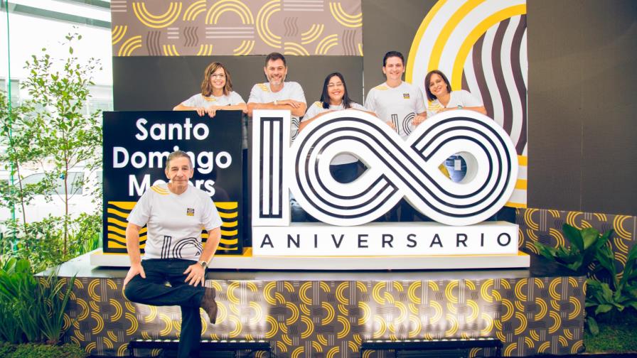 Centenario de Santo Domingo Motors recibe un Bronzie Stevie Centenario de Santo Domingo Motors recibe un Bronzie Stevie