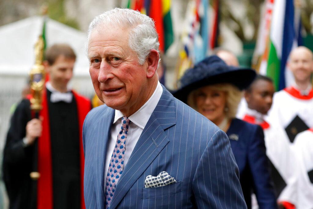 El príncipe Carlos de Inglaterra y Camila, duquesa de Cornwall, al fondo, salen de la Abadía de Westminster tras asistir al servicio anual del Commonwealth, el lunes 9 de marzo del 2020 en Londres.
