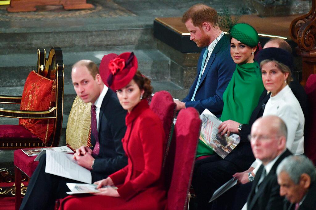 El príncipe Guillermo de Inglaterra y Kate, duquesa de Cambridge, al frente, con el príncipe Enrique y Meghan, duquesa de Sussex, atrás, durante el servicio anual del Commonwealth en la Abadía de Westminster, el lunes 9 de marzo del 2020 en Londres.