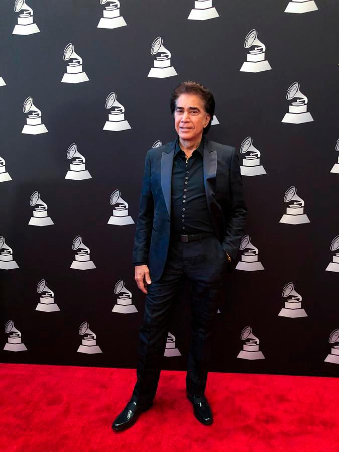  El cantante venezolano José Luis Rodríguez “El Puma” posa en la alfombra roja de los Latin Grammy este miércoles, en Las Vegas, Nevada (EE.UU.)