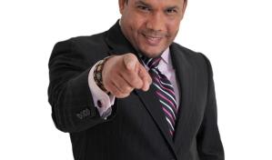 El Torito canta para celebrar a la mujer