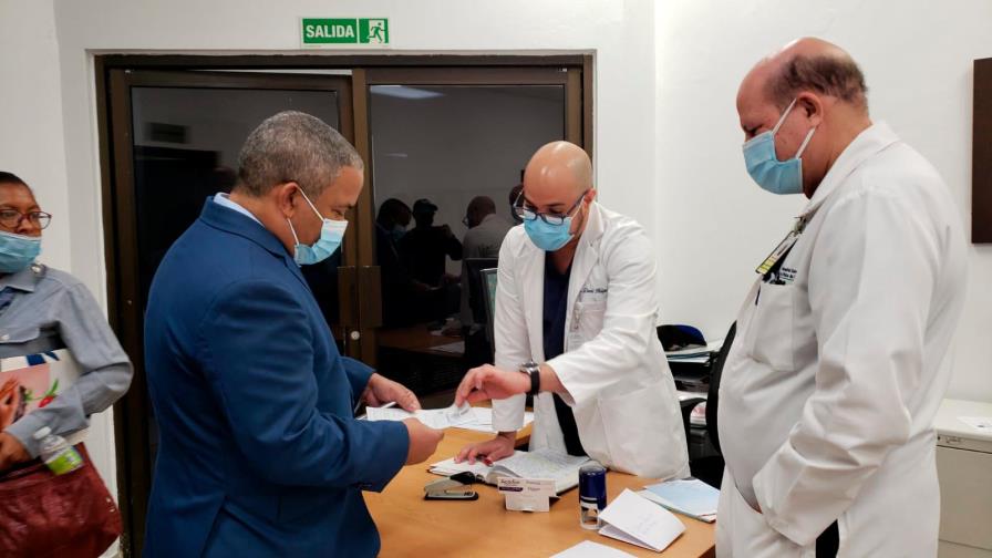 Senador Héctor Acosta se somete a tratamiento de plasma por dolencia en el hombro Senador Héctor Acosta se somete a tratamiento de plasma por dolencia en el hombro