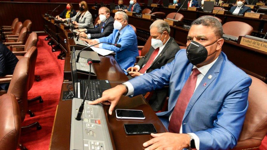 Aprueban resolución para que médicos recién graduados puedan hacer pasantías en escuelas