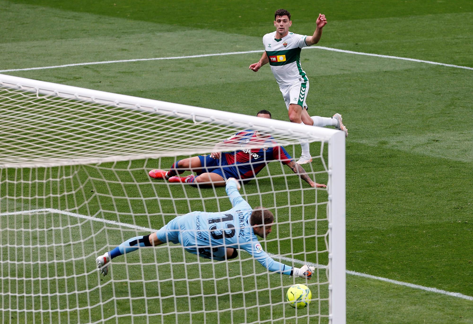 El delantero argentino del Elche, Lucas Boyé, marca el 1-0 ante el Levante durante el partido de la jornada 32 de LaLiga que disputaron ambos equipos este sábado en el estadio Martínez Valero de Elche. (EFE/Manuel Lorenzo)